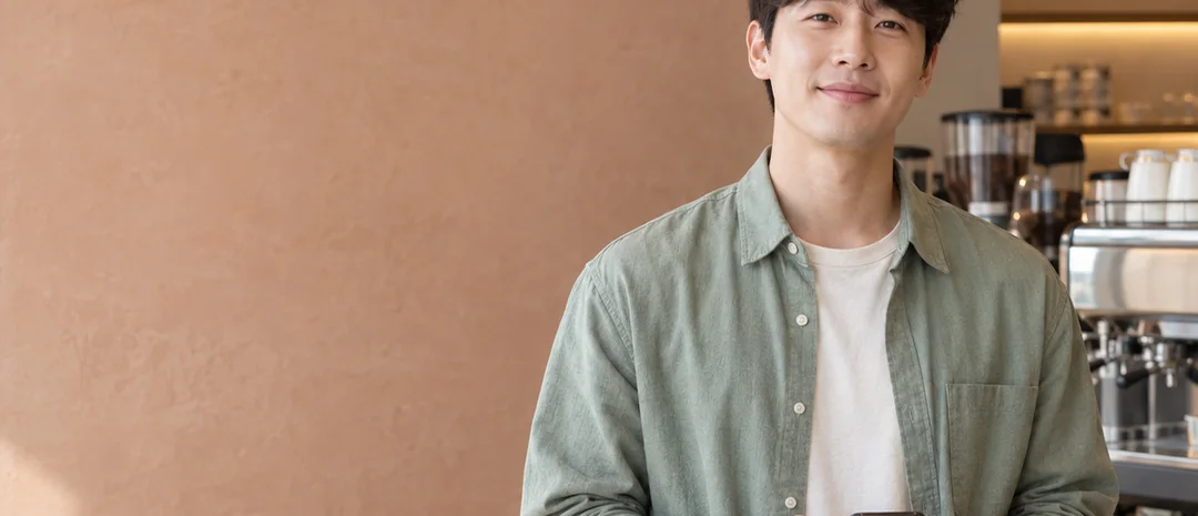 카페에서 스마트폰으로 카드 청구액을 확인하는 30대 남성